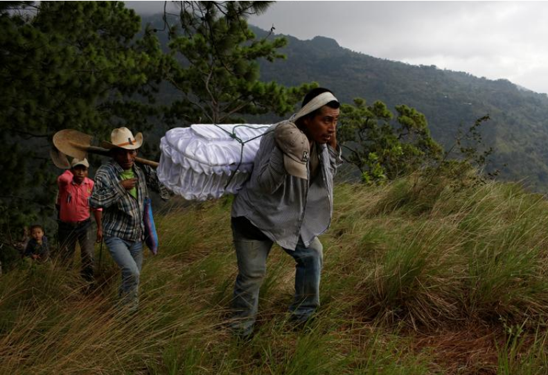 Familias guatemaltecas lloran la muerte de niños mientras se propaga el hambre