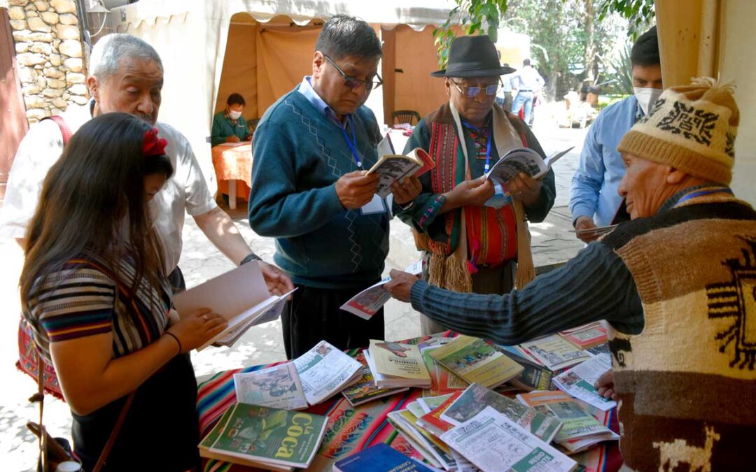 Médicos académicos y tradicionales bolivianos comparten avances de la medicina tradicional