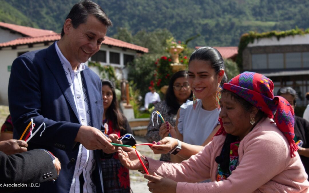 Médicos tradicionales y personal de salud comparten conocimientos y prácticas para prevenir la diabetes