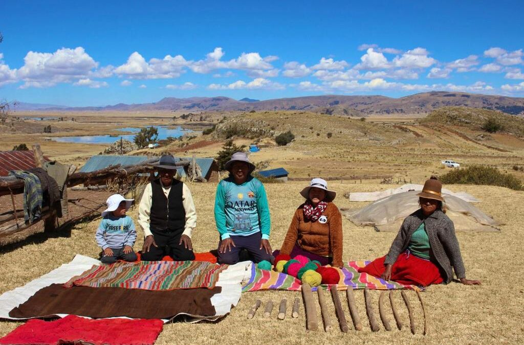 Pueblo Aymara de Perú siembra y teje vida a través de calendario agrofestivo