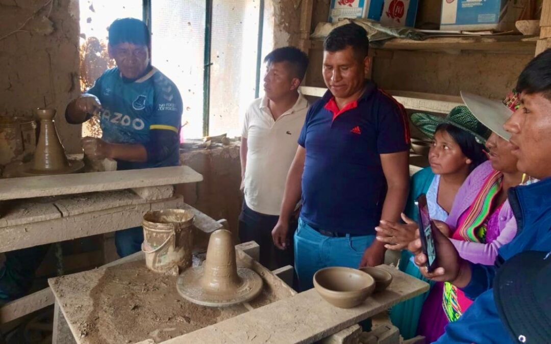 Reviviendo la cultura y economía quechua: El poder de la juventud indígena de Queñuata en su antigua tradición alfarera